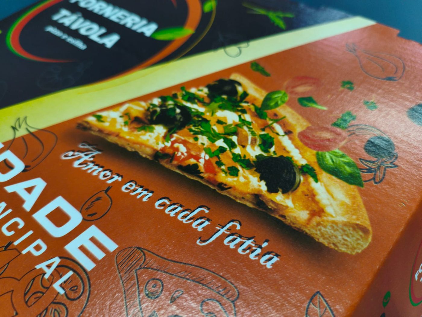 Detalhe da impressão fotográfica em embalagem de pizza